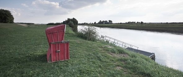 roter Strandkorb an der Aller
